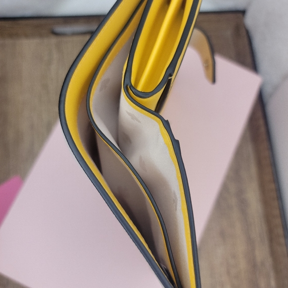 🐝Kate Spade Honey Bee Bifold Wallet Parchment NWT - Picture 3 of 16